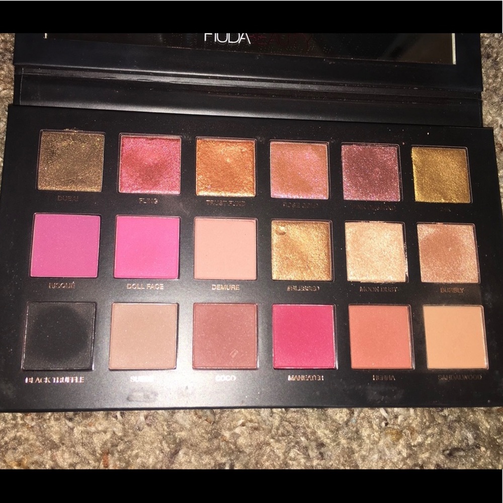 Huda Beauty Rose Gold Remastered pallet